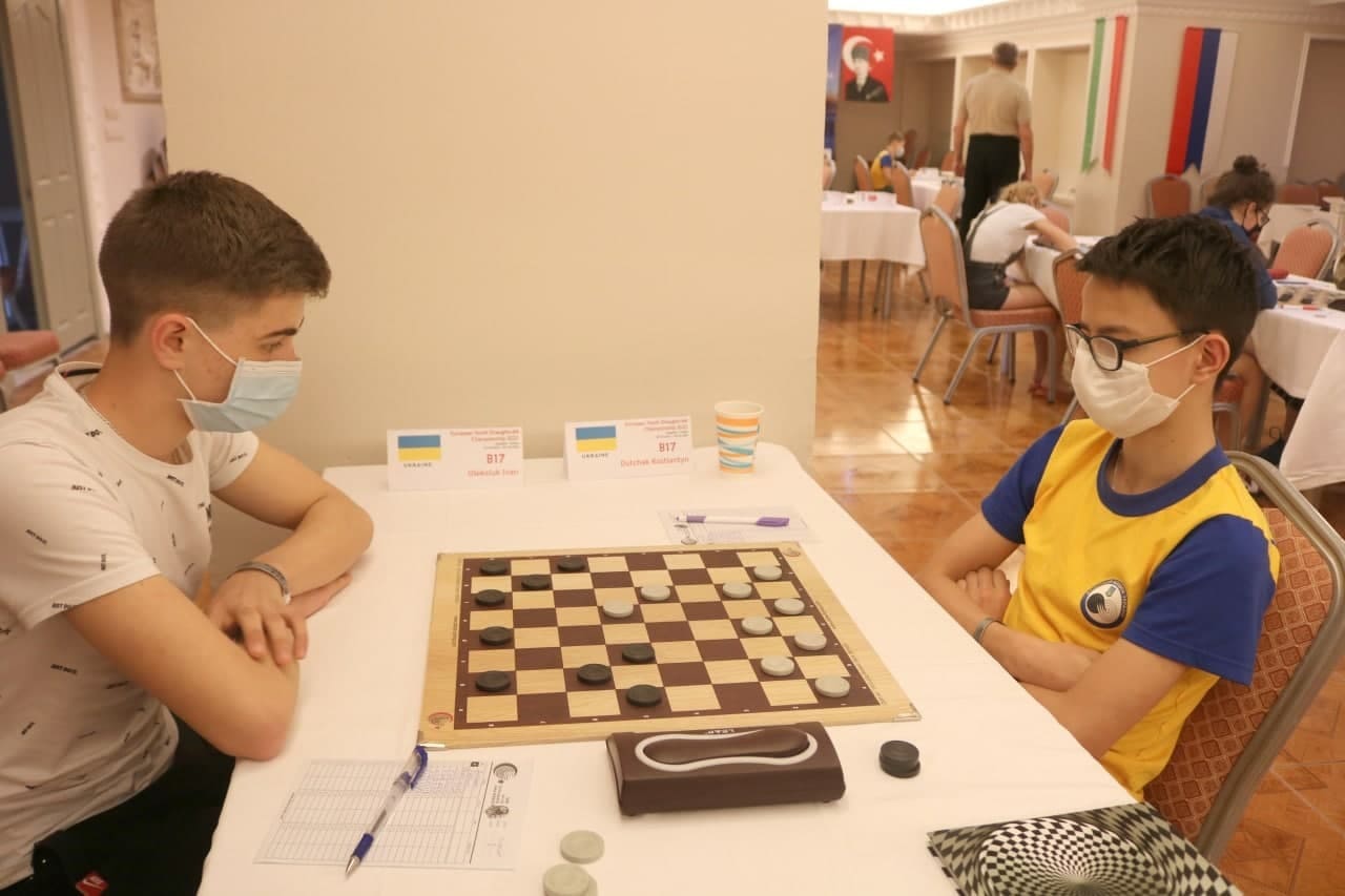 Іван Олексюк (ліворуч) проти Костянтина Дутчака