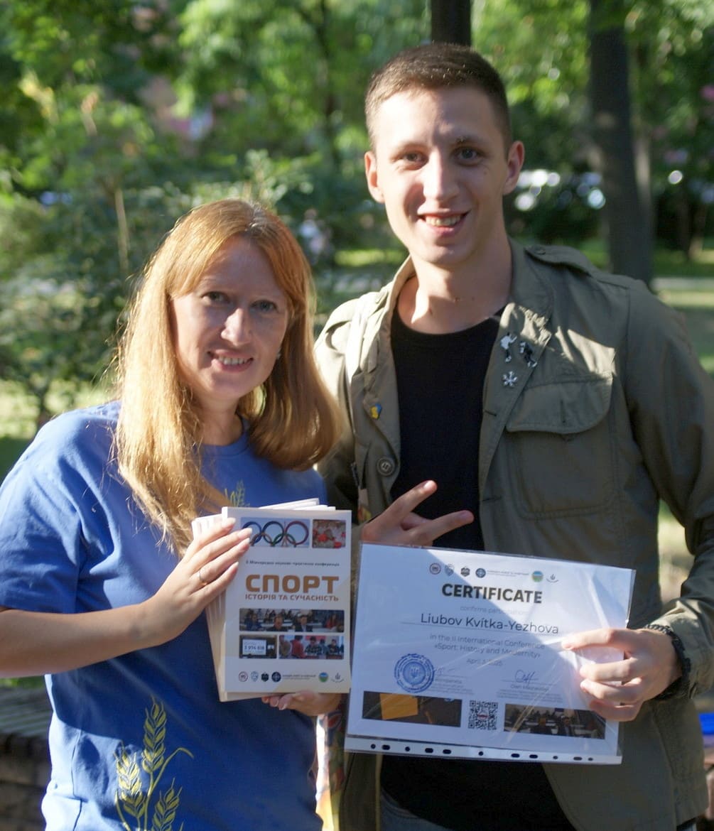 Сертифікат про участь у ІІ Міжнародній науково-практичній конференції «Спорт: історія та сучасність» Любові Квітці-Єжовій вручає Едуард Кузьменко
