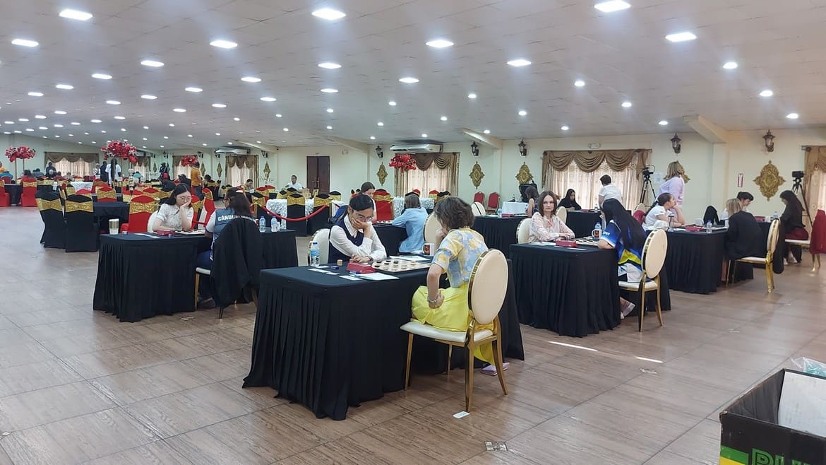 Ігрова зала з учасницями чемпіонату світу з шашок-100 серед жінок