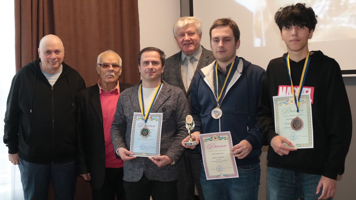 Призери чемпіонату України з шашок-64. Швидка гра. 2025 рік. Зліва направо: Л.Бройтман, В.Лисиченко, О.Колін, І.Губарєв, Ф.Шепель, М.Колєсніков