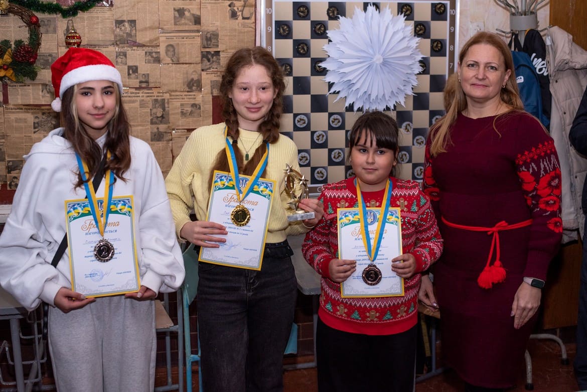 Новорічний турнір. 2025 рік. Кам'янське. Призова трійка (зліва направо): В.Сімащенко, З.Савінська, Д.Янченко
