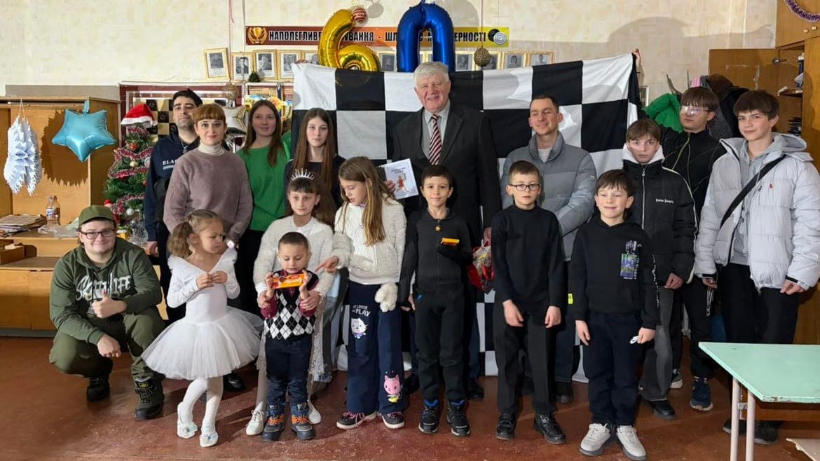 Батьки та вихованці Ігоря Губарєва з Кам’янського цікаво привітали свого тренера з ювілеєм (відео)